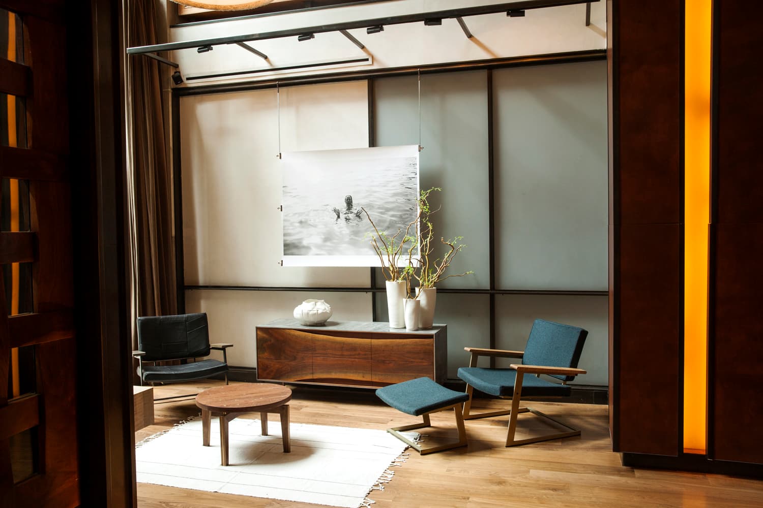 How a hotel lobby becomes a gallery